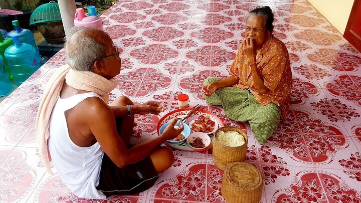 2เฒ่าได้หยั่งกินข้าวเช้าน้อแม่เอยย