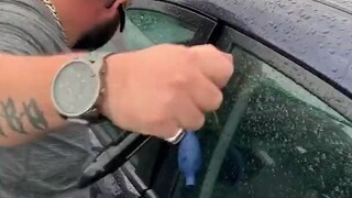 أخونا صاحب السيارة قفل مفاتيحها داخل السيارة، فجاء فني فتح الأقفال وأخرج أدواته وحل المشكلة في لحظة.