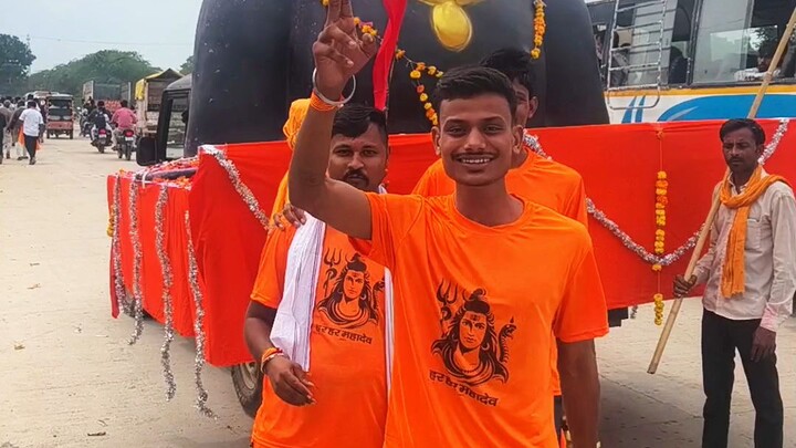On our way from Chandla to Khajuraho with the Kanwar Yatra. 🙏🚩🔱