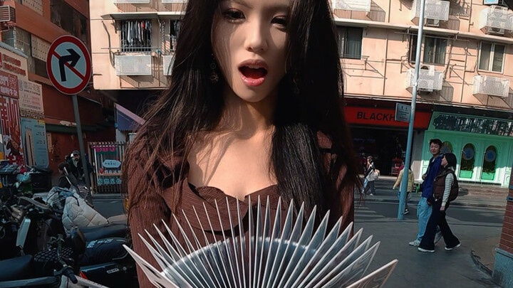 Cảnh sát mê thẻ bài hoa cắt lên cơn nghiện, kéo người qua đường ra trổ vài chiêu!