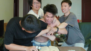 พี่ชาย ผมกำลังสู้กับหนังสืออยู่!