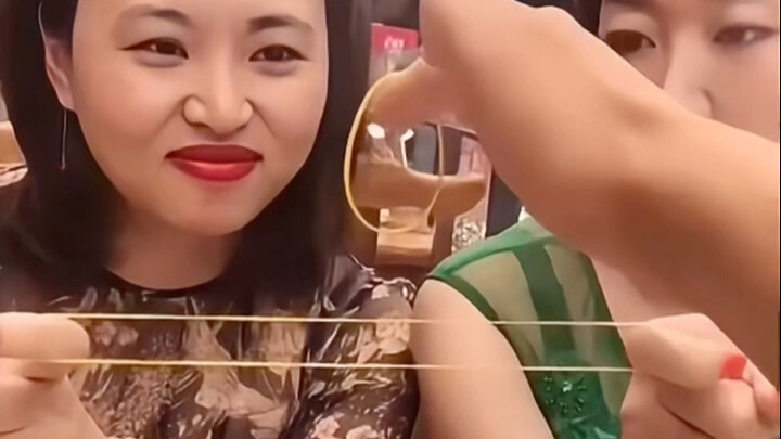 给老妹表演绝技，这招太酷了。