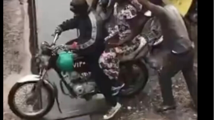 Nếu tự mang theo một tấm bảng thế này, liệu có bị tịch thu không nhỉ!