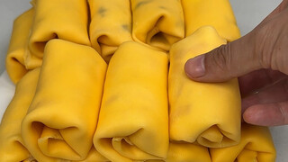 I never thought that with just a pot and a mineral water bottle, you can make the towel rolls sold i