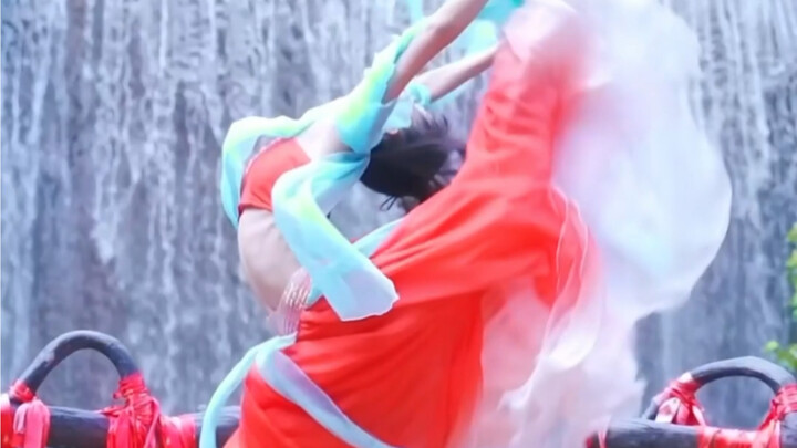 Tới đây, hãy tặng hoa cho chính mình – phi ngựa xuyên hoa hướng về tự do.