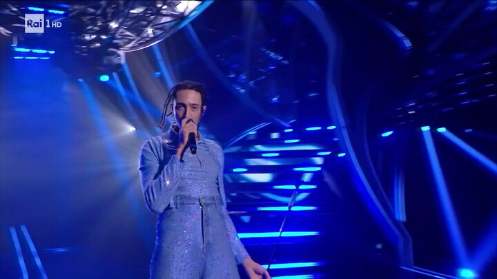 Sanremo 2024 prima serata Ghali canta ＂Casa mia＂