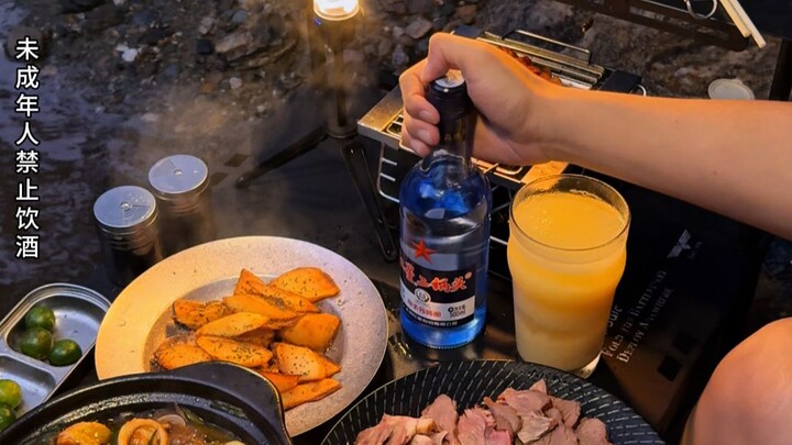 Coba lihat siapa yang saat berkemah masih makan mie instan