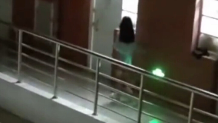 Saat Perempuan di Asrama Laki-Laki Minta Lampu Dimatikan