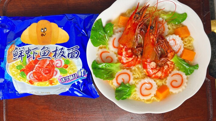 Replika Mi Papan Ikan Udang Segar: Inilah mi papan ikan udang segar yang sesungguhnya di sampul! Bik