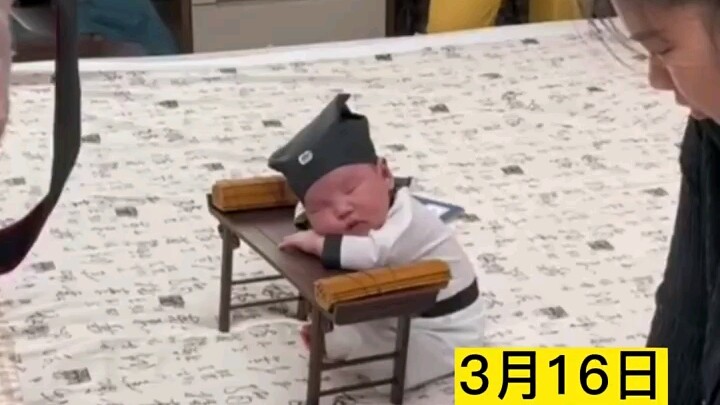 A baby’s one-month photoshoot was supposed to capture a studious pose, but ended up… Netizens: “Litt