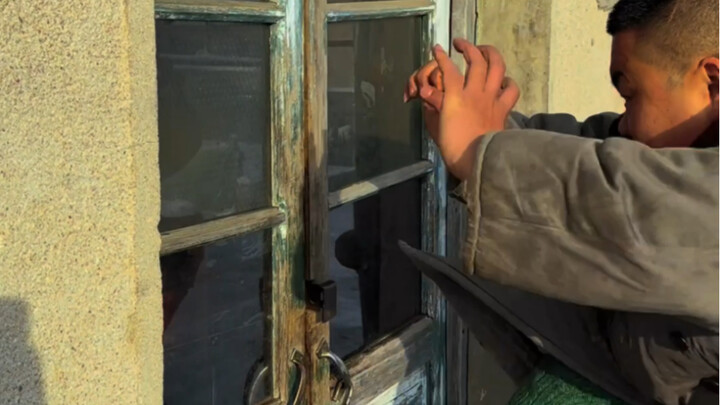 How many kicks can the convenience store door withstand from that chubby guy?