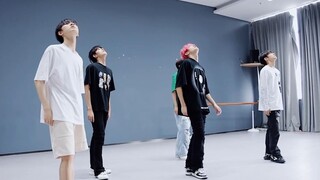 个人觉得比演唱会好看，甚至更好听！随便卡几个关键帧都比你运镜强！雨露均沾不好嘛