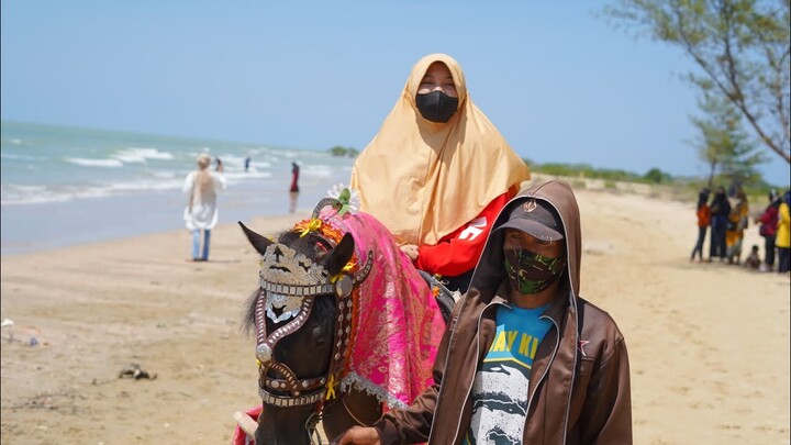 MADURA LUCU. Amain e pantai / bermain di pantai