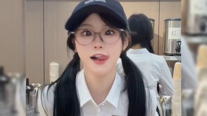 Apakah adik teh susu memang minum teh susu?