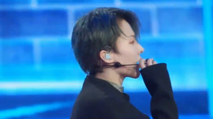 You have figured out the meaning of the word "captivating"! Liu Yuxin's first live show of "Me and M