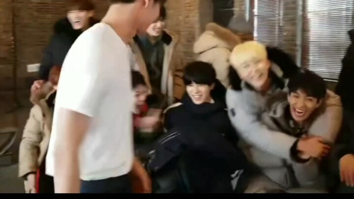 【Youhui】JUN gave his down jacket to Wonwoo, and the latter remarked, “We all know how it is…”