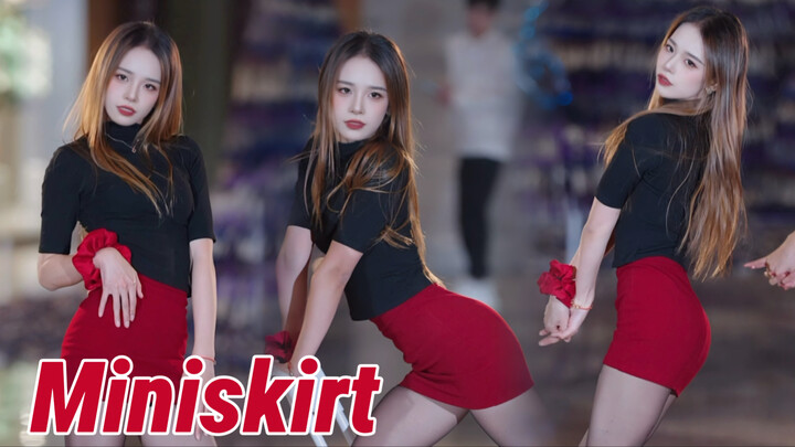 Cô ấy chỉ mặc một chiếc áo đen và váy đỏ bước tới [AOA] – đoạn quay trực tiếp váy ngắn khiến từng sợ