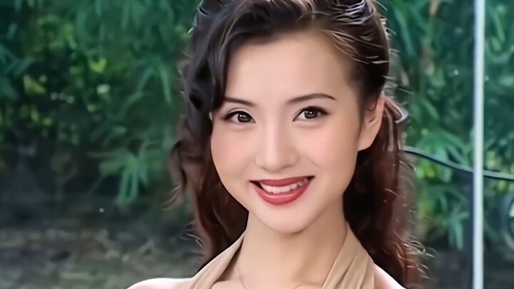 Vốn cứ nghĩ cô ấy lấp lánh châu báu, vậy mà trên người lại chẳng đeo gì cả!