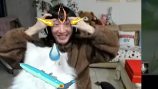 الأخ شينمو قونغ تَمَلْمَلَ بشدة من كيانماو بيكس وفتح عينه الإلهية للذئب الجليدي ليُرِعِبَ الرأس الكب