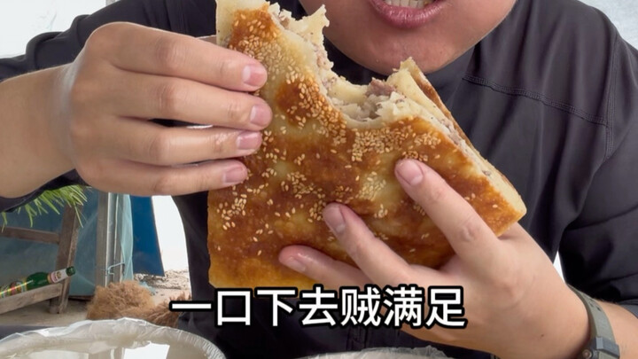 Tại Hoàng Điếm, Hà Trạch, thưởng thức món bánh tráng Hà Trạch – “thực phẩm bắt buộc” của đàn ông khỏ