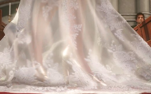 The wedding dress has been put on, you are willing to be the servant under the dress! Live a poor li