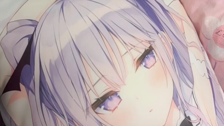 What does the pillow Dad bought for the kid look like?)