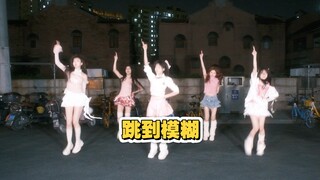 这群芭女怎么又在路上跳啊