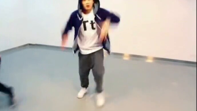 แทน เจียนซี่ กำลังเต้นรำกับแชมป์เต้นฮิปฮอปชาวอเมริกัน