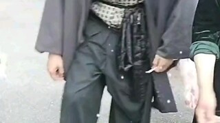 دخلت في الدور بشدة وكادت أن أتعثر في الخروج.