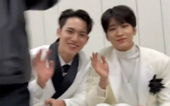 Xem lại mấy lần nữa vẫn bị hai đứa hóng hớt này làm cười chết mất!