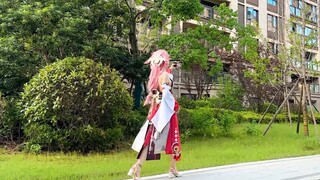 When I went downstairs to take out the trash, I saw an internet-famous influencer filming a video in