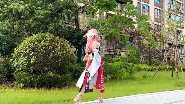 When I went downstairs to take out the trash, I saw an internet-famous influencer filming a video in