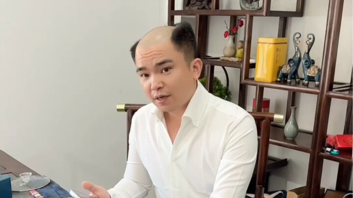一位日本的粉丝发给我的视频，他在家里电视上看了我的视频，为了表示感谢，给你们跳一曲卡卡舞