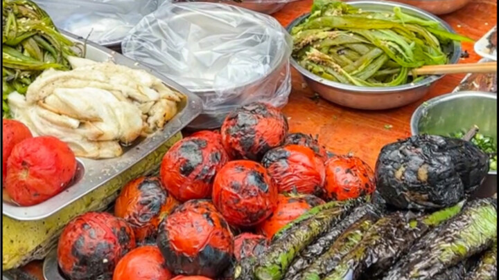 Ớt xào cay xè ở chợ, trộn với trứng bắc thảo, thêm rau diếp xoăn là húp liền ba bát cơm!