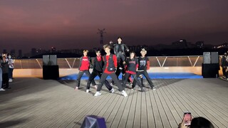 Roadshow của EXO tại Xiamen Sea World Station vẫn phải nhờ đến nghệ sĩ nghiệp dư để hát và nhảy, ngà
