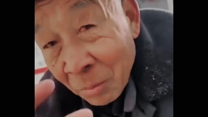 Sekali buka mulut, sekali geleng kepala, kakek sudah tinggal di rumah mewah.