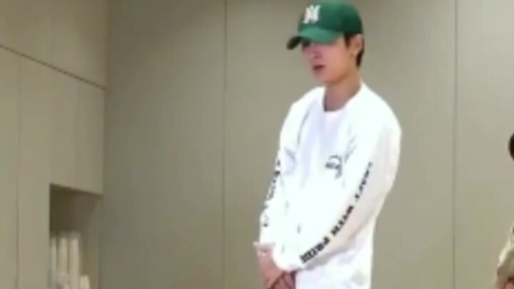 【พัคจองซอง】แม้จะไม่ใช่ตัวหลักด้านการเต้น แต่ฝีมือการเต้นก็ไม่ธรรมดา ความสามารถในการชมการแสดงยอดเยี่ย