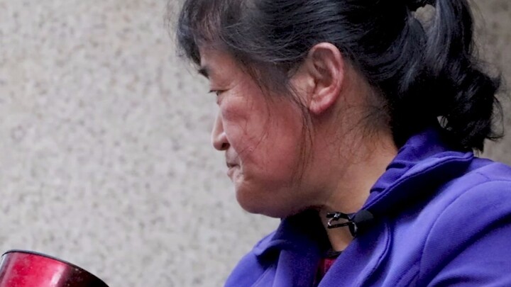 53-year-old mother, uneducated but earning the same amount of money as her son, is being teased: "I 