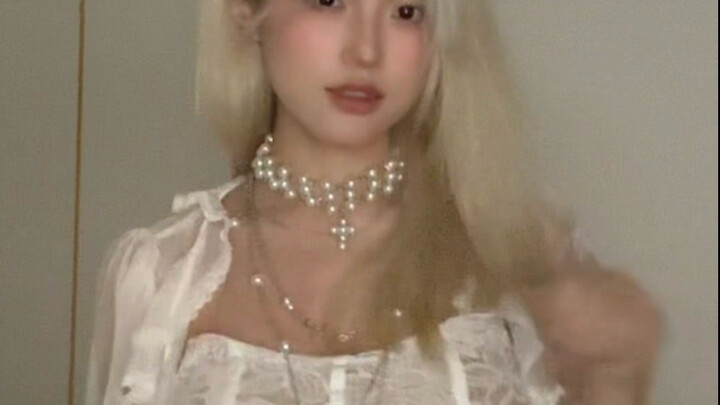 Cổ ngứa quá, cảm giác như thiếu một sợi dây