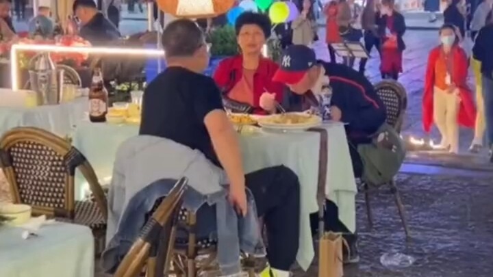 النادل: كانت تلك الورقة قبل قليل أحسن بكثير من هذه!