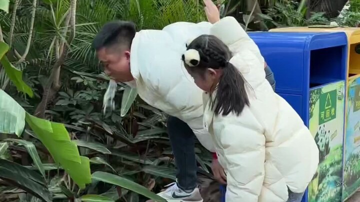 Một người đàn ông ở Huệ Châu vì muốn cùng con gái chơi tàu lượn siêu tốc…