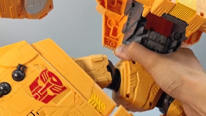 Chiếc xe Autobot huyền thoại! Kingdom Ark hạng Titan