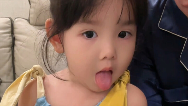 Trong lòng cô, cha cô thật trẻ con!