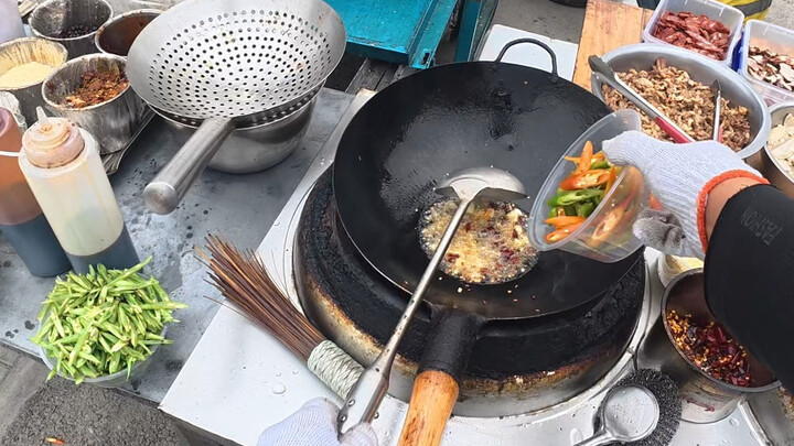 Bày hàng bán đồ ăn trên công trường