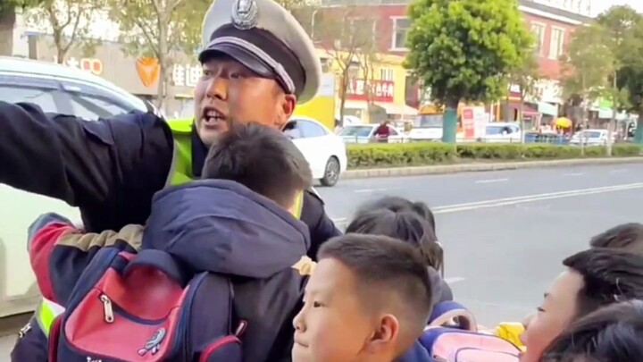 ในรูปจบประถมศึกษา ผู้ที่ยืนอยู่ตำแหน่งเซ็นเตอร์ไม่ใช่ครูใหญ่หรือคุณครู แต่เป็นบุคคลอื่น ซึ่งเหตุผลเบ