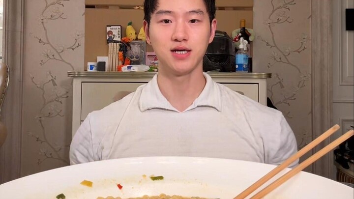 Tak Pernah Kasih Tahu Sebelumnya! Tengah Malam Nambah 5 Bungkus Ramen Emas, Fang Fei Genggam 6 Telur