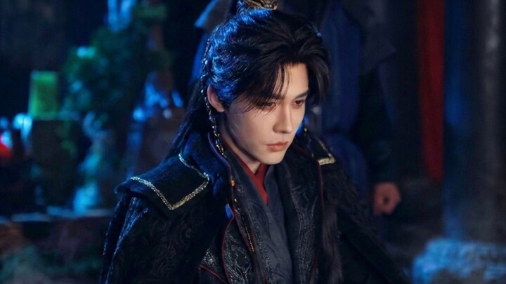 หมอเทวดากู้ชีพ ภาพนางเอกกำลังก้มหน้ารักษาขาให้ชายหนุ่มหน้าตาดีที่นั่งอยู่บน