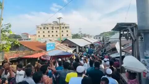 অনেক মানুষ একসাথে কি করছে