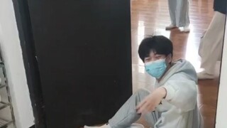 本来整个班就我一个男生练芭蕾已经够尴尬了，舍友还偷拍我出芭蕾鞋