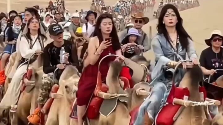 During the May Day holiday, those in the know are off traveling, while those who don’t realize it th